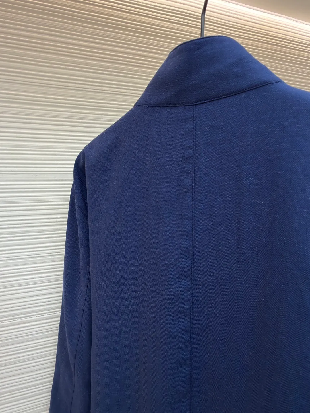 P630 Ralph Lauren logo embroidered reversible jacket ●Original version: Purchased and developed for 3990 ●Item number: 1681790-B75 ●Material: matte moire taffeta fabric ●Technology: embroidery production ●Color: blue ●Version: fitted version ●Weight: about 530 grams ●Size: S-M-L-XL ●Description: Customized matte moire taffeta and twill jacquard brocade, light and tough, smooth drape Comfortable and close to the skin. Khaki brown tone. Calm and noble. Two clothes. Unlimited style. One side is decorated with twill jacquard brocade, which has its own retro filter, like the pocket watch gear of an old-school gentleman. The other side is made of matte moire taffeta, which has a relaxed breathing feeling. Casual and comfortable casual gene. Exquisite pony logo embellishes it. Fully recognizable. The classic stand-up collar is tied with three hidden button tabs. Simplicity controls complexity. The design philosophy hidden in the details. Double-sided style. Hidden old money and slack in one garment, imported machine embroidery technology is used. Advanced computer control systems and precision mechanical components are used to achieve the iconic pony embroidery operation. High precision. The lines are smooth and delicate. The template machine opens the bag. The preset template guides the position, shape and size of the bag opening. The accuracy ensures the quality of the bag opening effect. Ergonomic three-dimensional cutting returns to traditional craft techniques through segmentation, folding, shrinking and stretching. The so-called slow work and fine work are respect for the material and the pursuit of feel. The workmanship is complex and tedious, slow in aging, high in wear and tear, and the fabrics have been carefully washed to have a better hand feel and texture. It is not easy to deform, shrink or fade, and maintains long-term beauty. The overall wiring is straight and delicate, the fabric is comfortable and soft, and the color is consistent without color difference. It can be matched with the same style to create a fashionable look and control various occasions. Customized accessories, complete with three standards, same style for men and women!